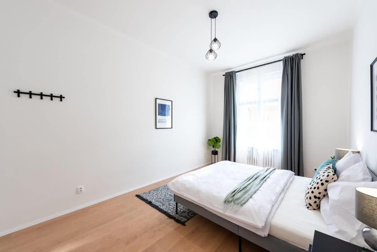 Apartment Unique Old Town 2br Oasis With Sofa Bed *