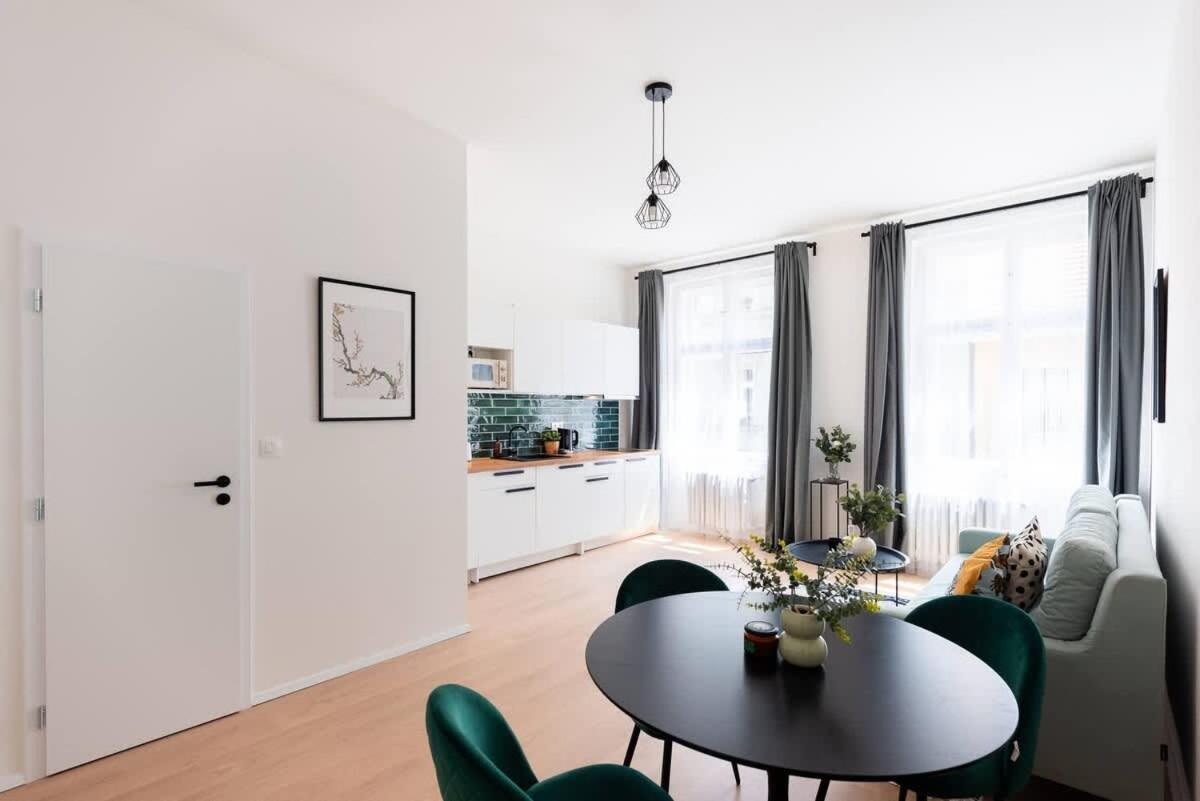 Appartement Unique Old Town 2br Oasis With Sofa Bed *